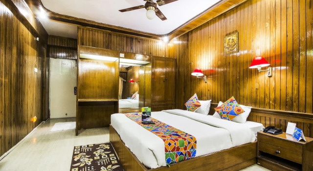 Номер Premium FabHotel Mayfair Inn
