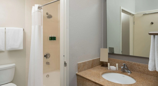 Четырёхместный номер Standard с видом на бассейн Sonesta Select Miami Lakes