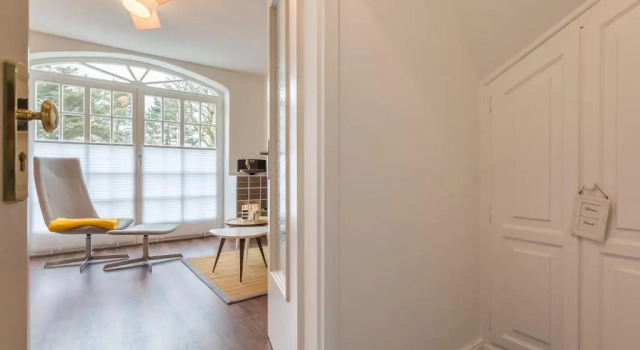 Morderne 3-Zimmerwohnung in einer Hausscheibe unter Reet