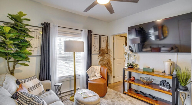 Easy Access to Dtwn Tacoma! Stylish Couple's Condo