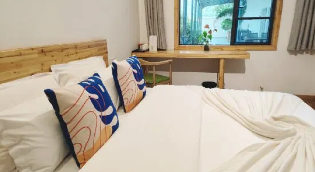 Кровать в общем номере с 6 комнатами Lushan West Sea at Waterside B&B