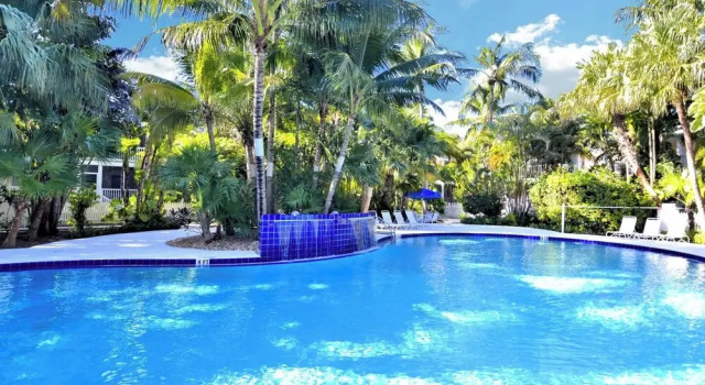 Коттедж с 2 комнатами с балконом Coral Breeze by Avantstay Close to Beach w/ Balcony & Shared Pool! Month Long Stays Only