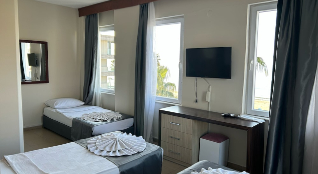 Трёхместный номер Standard с балконом Rosella Hotel