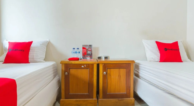 Двухместный номер Economy RedDoorz near Pasar Pagi 2 by Cassana