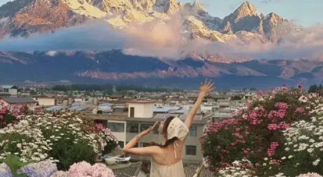 Moonlight Shiyue·Full Smart Luxury Scenic Projection Inn Lijiang Ancient Town, Забронировать Отель Отели Лицзян с парковкой, рядом с Улица Сквер-стрит Древнего города Даянь, Парковка
