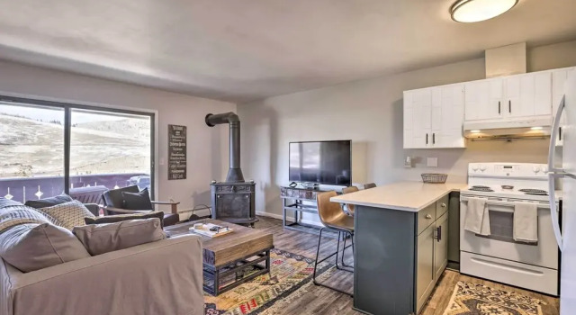 7 Mi to Keystone: Mtn-view Abode w/ Deck!, Rezerwuj Apartament Hotele w Vail Ski z parkingiem, Parking
