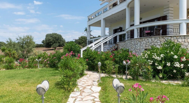 Swanky Holiday Home in Gourgovli With Private Swimming Pool, Забронировать Отель Отели Актио-Воница 3 звезды, 3*