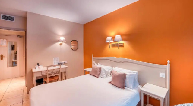 Jacambra, Rezerwuj Hotel Ledenon Gard