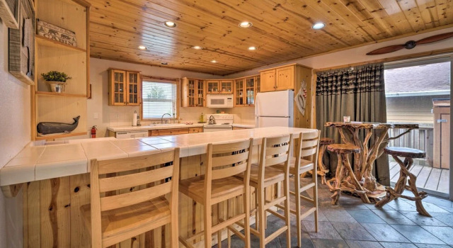 Коттедж Rockaway Beach Hideaway w/ Hot Tub & Fireplace!