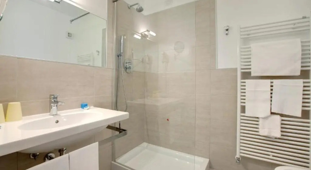 Трёхместный номер Standard Hotel Beau Rivage