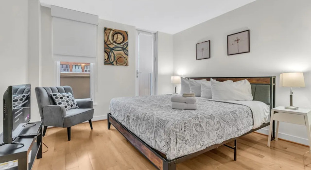 Centrally Located Furnished Apt In Penn Quarter 2 Bedroom Apts by RedAwning, Забронировать Апартаменты/квартира Вашингтон Округ Колумбия, рядом с Smithsonian Institution Building