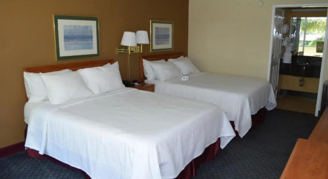 Четырёхместный номер Standard Ontario Airport Inn