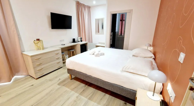 Четырёхместный семейный номер Standard с балконом и с красивым видом из окна Hôtel Bella Vista
