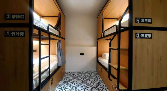 Кровать в общем номере Chengdu Local Tea Hostel Poshpacker