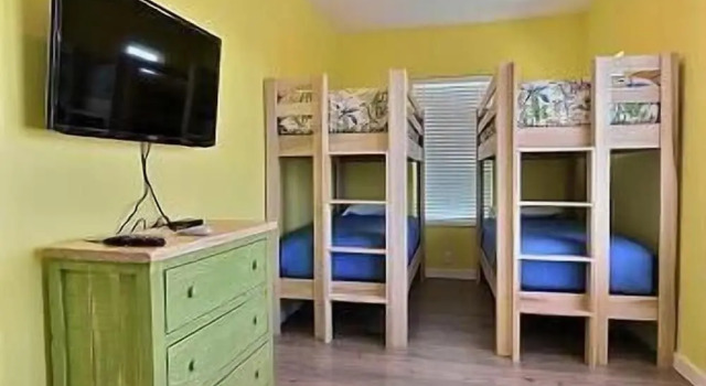Кровать в общем номере Gulfwaters Beachfront Resort 101 102