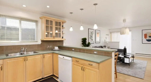 Люкс Centrally Located 2 Bedroom Spacious Basement Suite