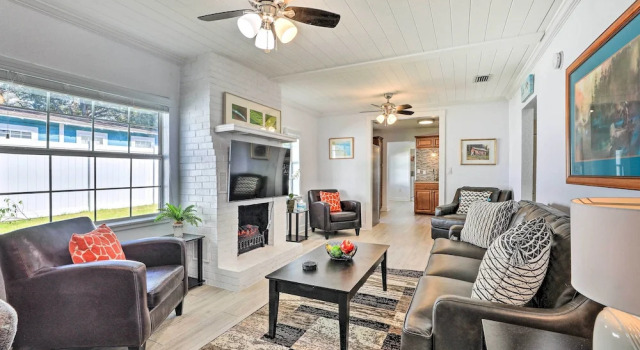 Chic Home w/ Fire Pit & Patio, Walk to Lake!, Boek Vakantiehuis Mount Dora Florida