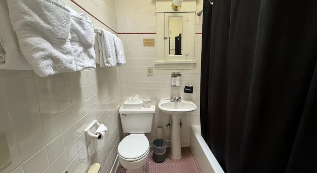 Кровать в общем номере Hood River Hotel