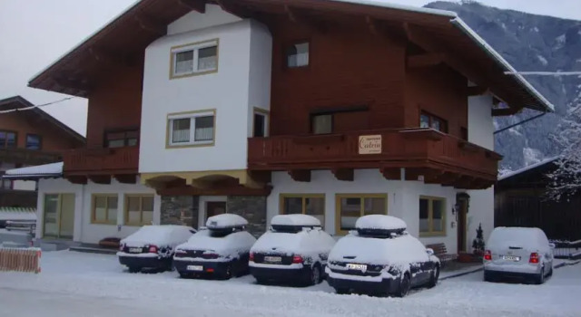 Studio Hochzillertal, Забронировать Отель Отели Кальтенбах с парковкой, рядом с SKiOptimal (Хохциллерталь), Парковка
