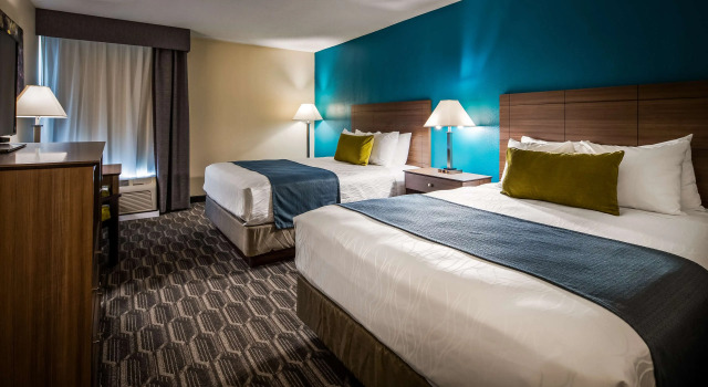 Четырёхместный номер Standard Best Western Plus Yadkin Valley Inn & Suites