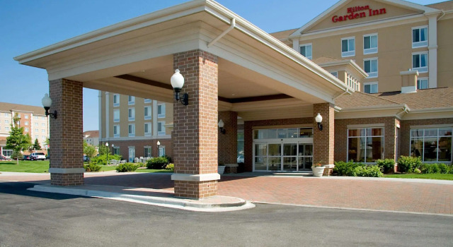 Кровать в общем номере Hilton Garden Inn Chicago/Midway Airport
