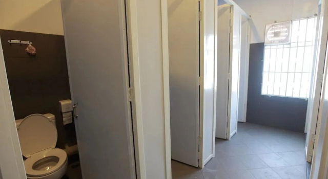 Кровать в общем номере с красивым видом из окна Four Rivers B&B Mandalay - Hostel