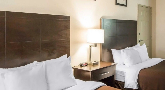 Четырёхместный номер Standard Quality Inn Tulsa-Downtown West