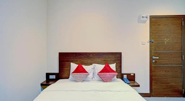 Люкс Deluxe OYO 90350 Hotel Five Star 2