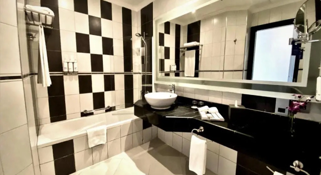 Deluxe kétágyas szoba erkéllyel Copthorne Hotel Doha