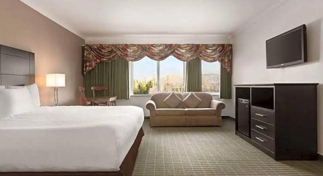 Люкс с видом на реку Travelodge by Wyndham Baie Comeau