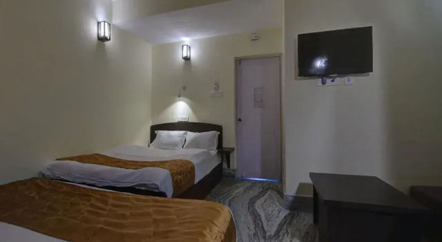 OYO 13465 Greendot Hotel