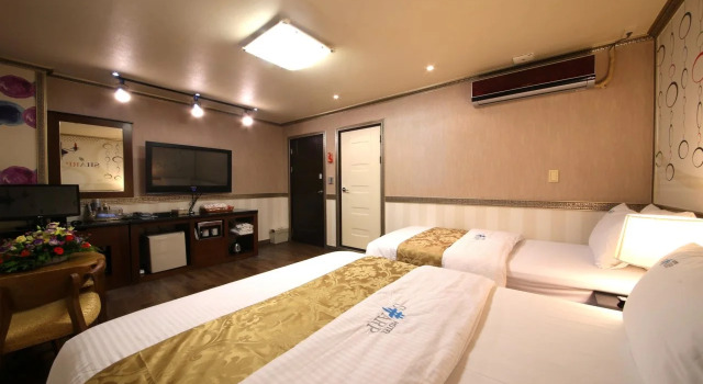 Sharp Hotel
