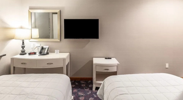 Umbrella Hotel Brooklyn - Newly Renovated, Забронировать Отель Отели Бруклина с парковкой, рядом с Станция метро "50-я стрит" (ветка "Вест-Энд Лайн" компании Brooklyn-Manhattan Transit Corporation), Парковка