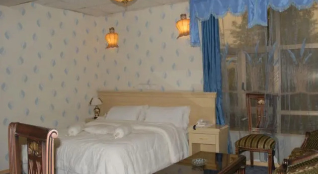 Deluxe Suite Crown Hotel