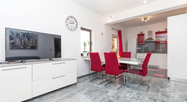 Stunning Apartment in Okrug Donji With 2 Bedrooms and Wifi