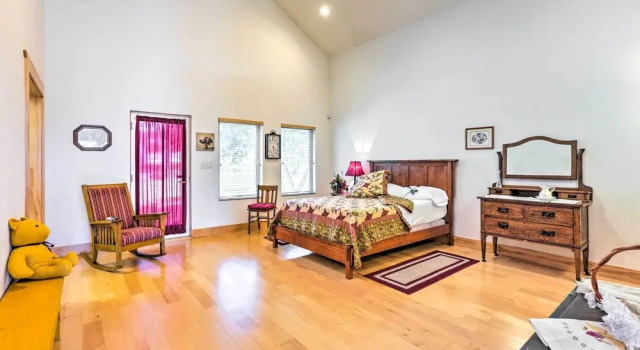 Коттедж Johnson City Home w/ Hot Tub - Close to Wineries!