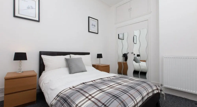 Beautiful and Modern Edinburgh Flat, Забронировать Отель Эдинбург Midlothian, рядом с Холирудское абатство