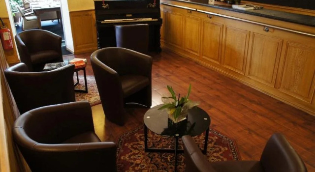 Hotel Restaurant La Goutte Noire, Prenota Hotel cantone di Châteaumeillant 