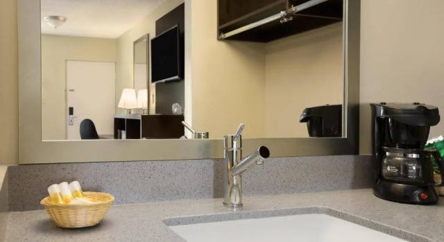Номер Standard Days Inn & Suites by Wyndham Cherry Hill - Philadelphia