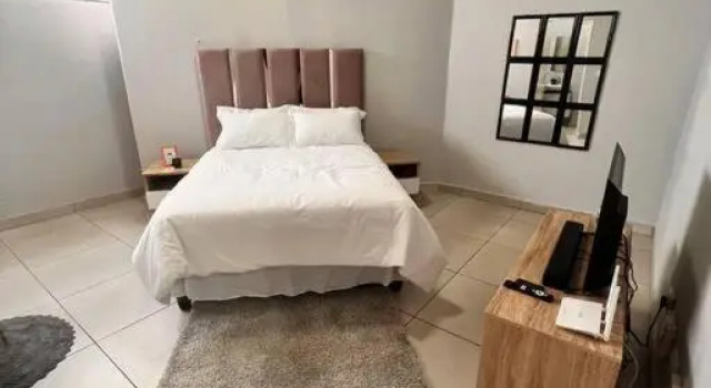 Cosy Bachelor Apartment in Ferndale, Забронировать Апартаменты/квартира Отели Йоханнесбург с парковкой, рядом с Ferndale Village Shopping Centre, Парковка