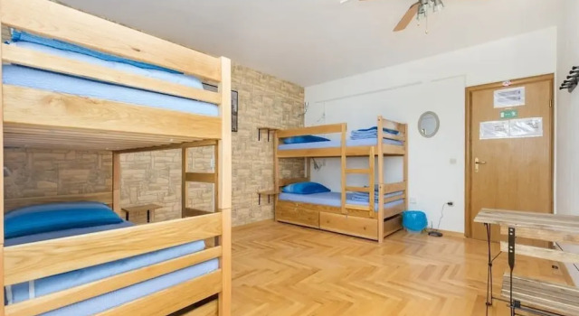 Кровать в общем номере с видом на сад Hostel Oktarin