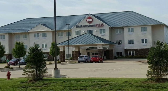 Кровать в общем номере Green Mill Village Hotel & Suites, BW Signature Collection