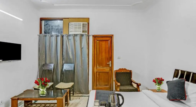 OYO Townhouse 1071 Hotel Metro Inn Residency Near ISKCON Temple Noida