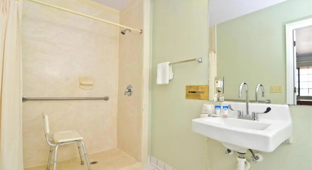 Четырёхместный номер Standard Pine Point Inn & Suites