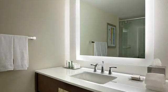 Двухместный полулюкс для людей с ограниченными возможностями Hilton Miami Airport Blue Lagoon