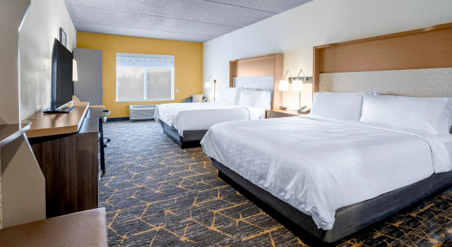 Четырёхместный номер Standard Holiday Inn & Suites Wausau-Rothschild by IHG