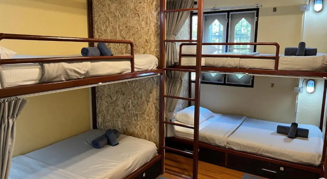 Кровать в общем номере @Home Hostel Wua Lai