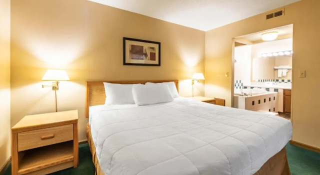 Люкс Deluxe Americas Best Value Inn St. Marys