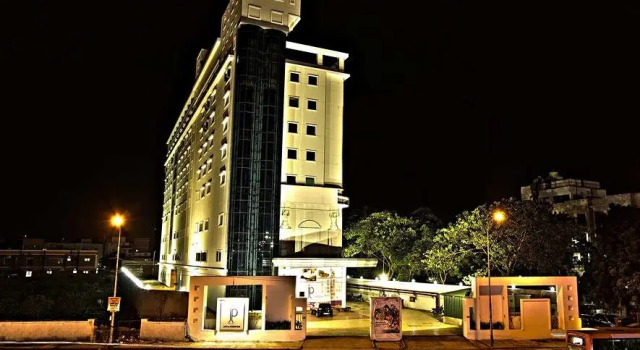 Кровать в общем номере JP Chennai Hotel