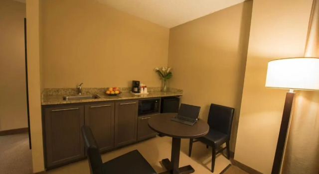 Четырёхместный люкс Quality Inn & Suites PE Trudeau Airport